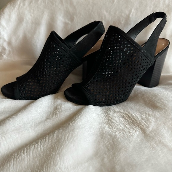 Black mesh designed heels with strap back - Picture 3 of 7